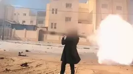 الصورة الأيقونية للشهيد حمزة وهو يطلق قذيفة الياسين 105