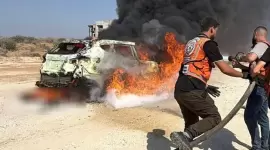 السيارة المستهدفة بعد قصفها من طيران الاحتلال الإسرائيلي