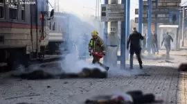 جثث القتلى ملقاة على أرض محطة القطار