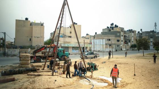 عملية حفر البئر جنوب قطاع غزة