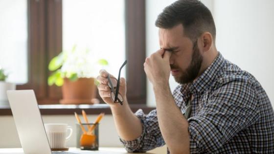 عناء النظر يزداد مع العمل على الأجهزة الرقمية