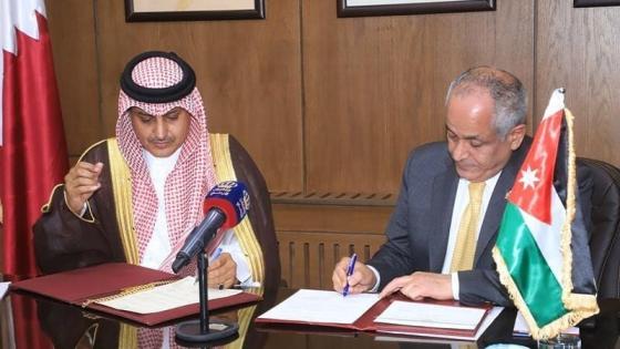 جانب من التوقيع