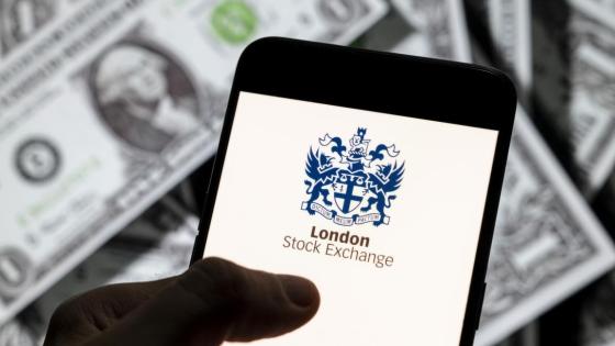 الدولار في مواجهة التضخم والتيسير النقدي (Getty)