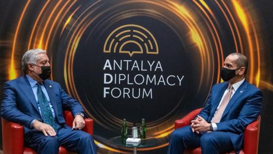 نائب رئيس مجلس الوزراء وزير الخارجية يجتمع مع عدد من المسؤولين