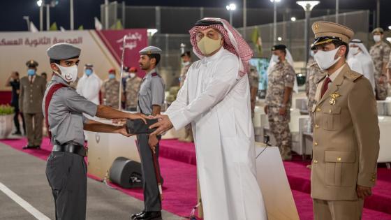 سعادة الدكتور خالد بن محمد العطية يكرم احد الخريجين