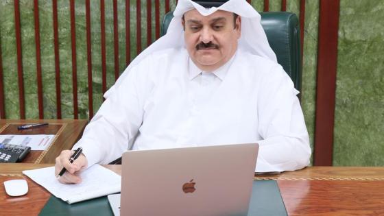 سعادة السيد ناصر بن سليمان الحيدر عضو المجلس خلال مشاركته في الاجتماع