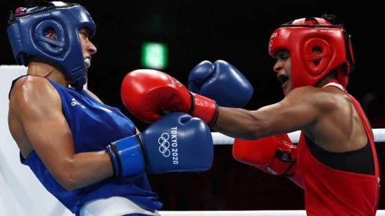 الملاكمة الصومالية رملا علي (الزي الأحمر)