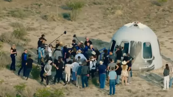 بيزوس عقب عودته من رحلته السياحية القصيرة إلى الفضاء الخارجي