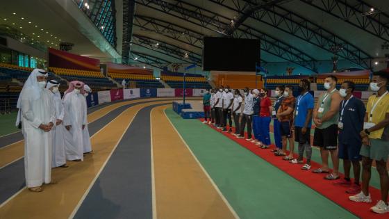 جانب من لقاء رئيس اللجنة الأولمبية القطرية بلاعبي الفريق الأولمبي للاجئين