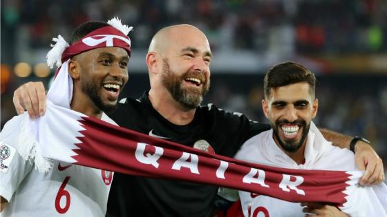 مدرب العنابي رفقة عدد من اللاعبين