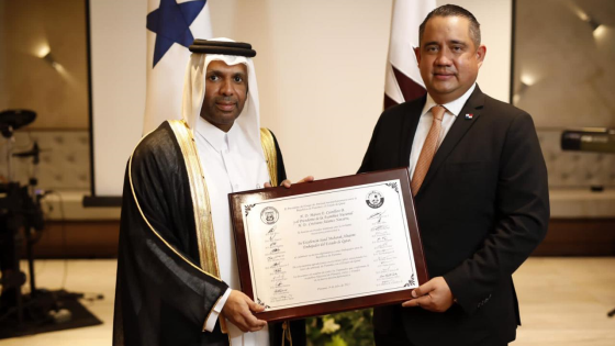 رئيس البرلمان البنمي خلال تكريمه سعادة السيد سعد النعيمي