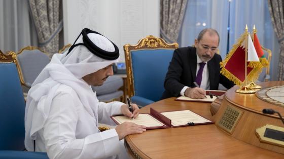 جانب من التوقيع