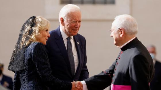 لحطة استقبال الرئيس الأمريكي في الفاتيكان