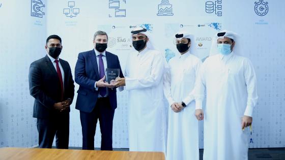 جانل من تسلم الجائزة