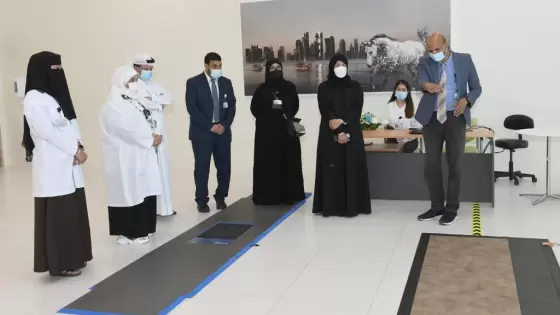 سعادة وزير الصحة خلال زيارتها للمختبر