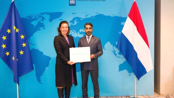 خلال تسليم نسخة من أوراق الاعتماد