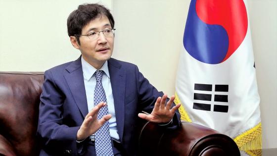 سعادة السيد جون هو لي سفير جمهورية كوريا