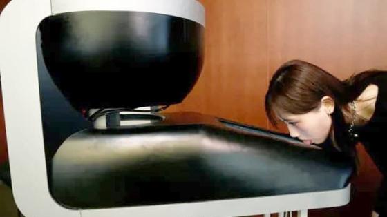 سيدة يابانية تجرب الشاشة المبتكرة