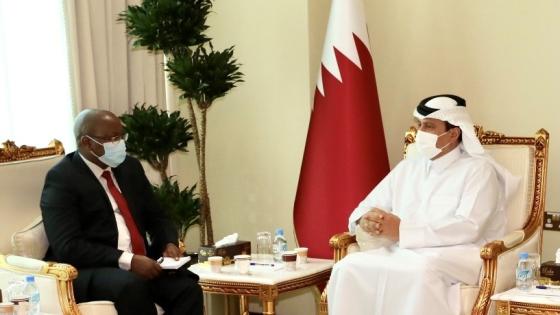 سعادة السيد سلطان بن راشد الخاطر خلال الاجتماع