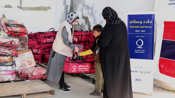 جانب من توزيع المساعدات