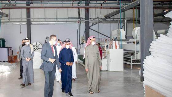 رئيس غرفة قطر في جولة تفقدية بالمصنع