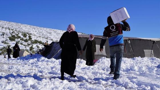 خلال توزيع المساعدات على المتضررين