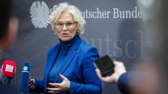 كريستينه لامبرشت وزيرة الدفاع الألمانية