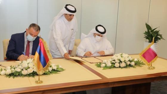 جانب من التوقيع