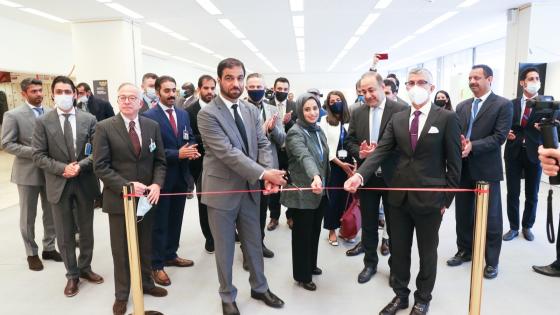 سعادة السيد سلطان بن حسن الجمّالي مفتتحًا المعرض