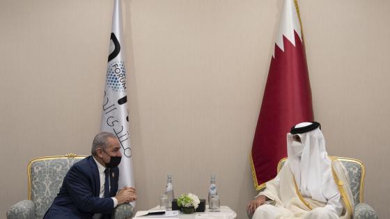 سمو الأمير خلال استقباله رئيس الوزراء الفلسطيني