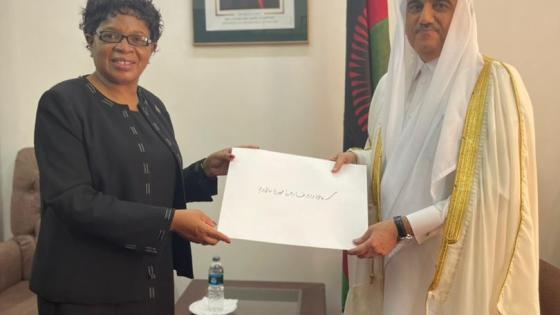 خلال تسليم نسخة من أوراق الاعتماد