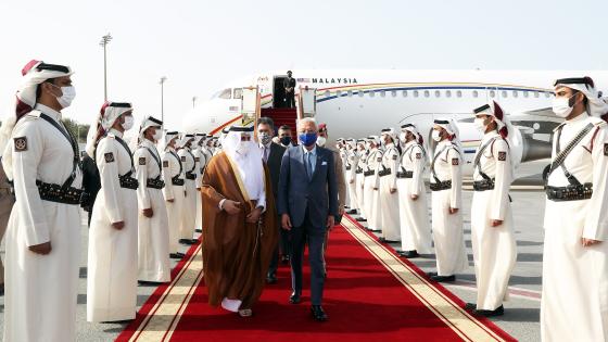 جانب من مراسم استقبال رئيس وزراء ماليزيا بمطار حمد الدولي