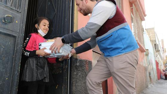 خلال توزيع وجبات الافطار