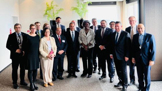 الوفد القطري مع المشاركين في الاجتماع