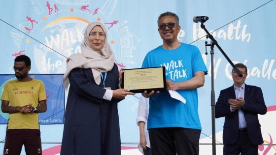 خلال تسليم الجائزة