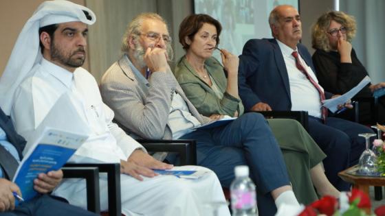 سعادة السيد سلطان الجمالي خلال مشاركته في الندوة