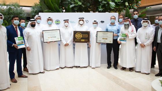 صورة جماعية خلال تسلم الشهادة