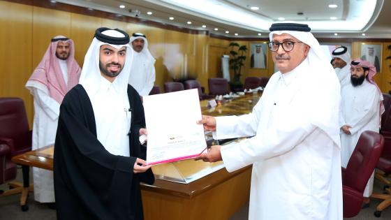 سعادة وزير العدل يسلم أحد المحامين شهادة القبول