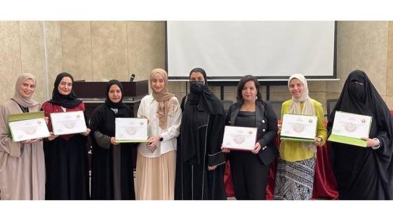 صورة جماعية لعدد من الخريجات