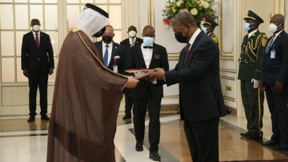 خلال تسليم نسخة من أوراق الاعتماد