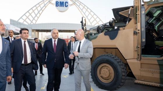 سعادة الدكتور خالد بن محمد العطية خلال زيارته لمصنع "بي إم سي"