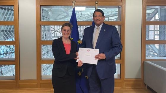 جانب من تسليم الرسالة الخطية