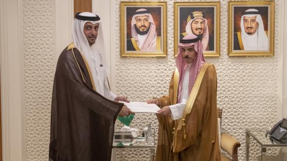 جانب من تسليم رسالة سمو الأمير إلى خادم الحرمين الشريفين