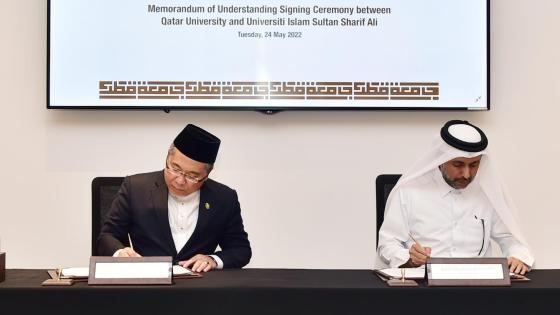 جانب من التوقيع