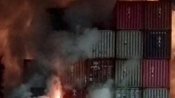 قوات الإطفاء تحاول إخماد الحريق