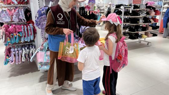 خلال توزيع كسوة العيد على الأطفال