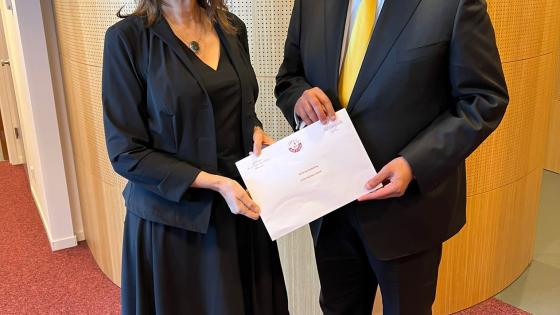 جانب من تسليم الرسالة