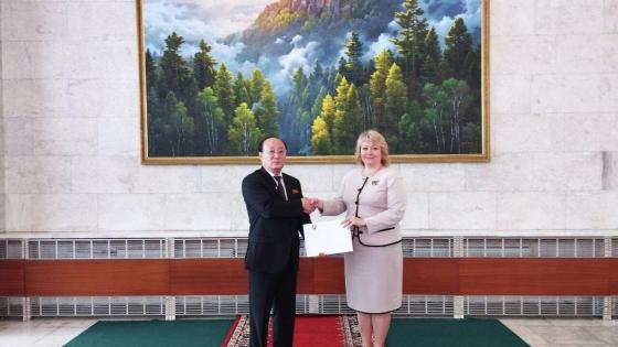 سفيرة جمهورية دونيتسك الشعبية مع سفير جمهورية كوريا الديمقراطية الشعبية لدى روسيا