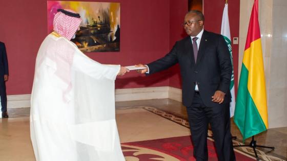 خلال تسليم أوراق الاعتماد