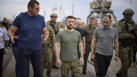 زيلينسكي خلال زيارته لميناء تشورنومورسك